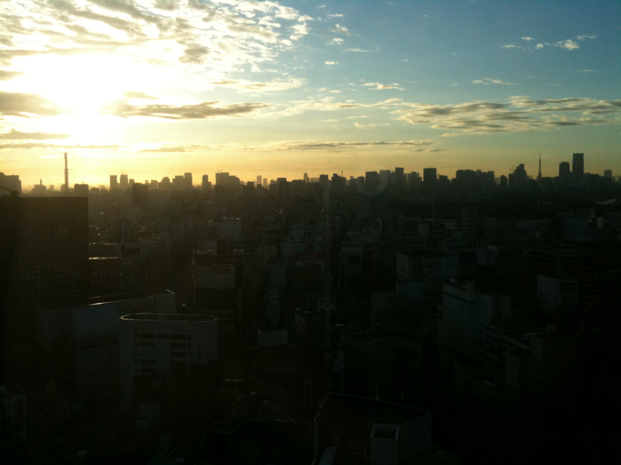 上京、夜明けの東京